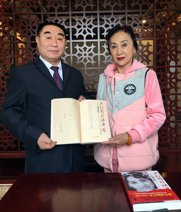 The eleventh session of the CPPCC National Committee, Chinese zhigongparty Central Committee Ms. Chen Ailian is the currency in the Asia Pacific Investment Bank Chairman and President Feng Xiangshan of the Republic of shoes from giving Mr.